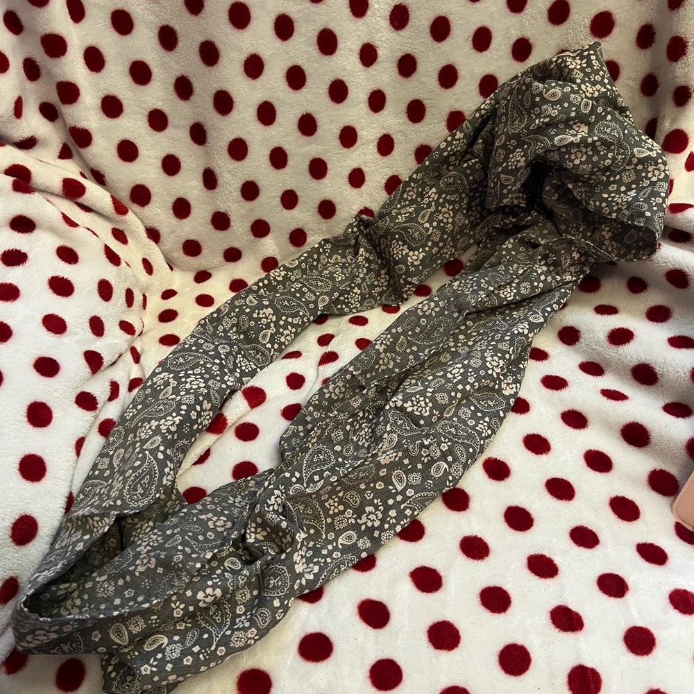Elegant Gray Paisley Scarf